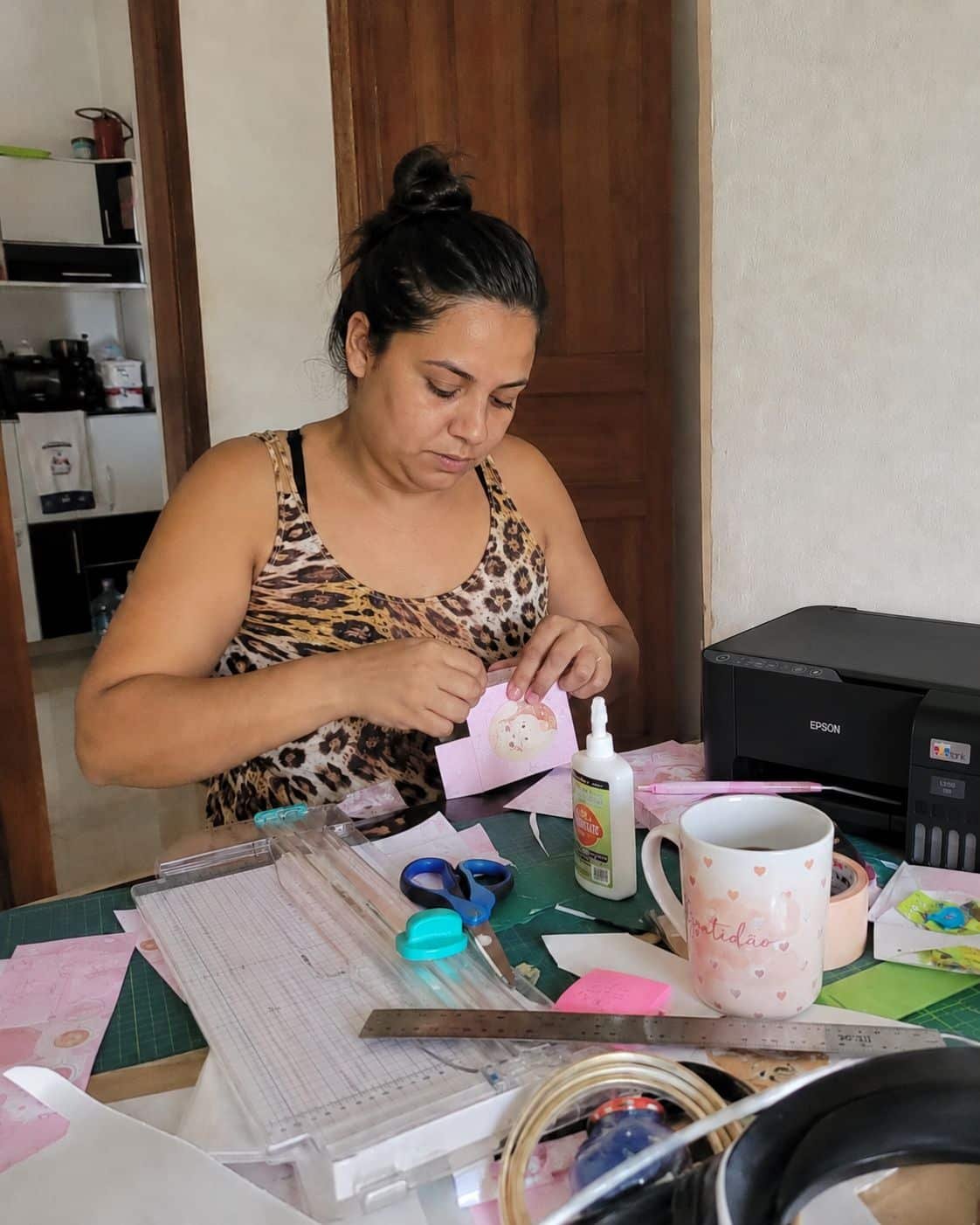 Papeleira trabalhando em casa